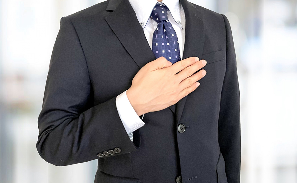 胸に手を当て「お任せください」と伝える男性スタッフ