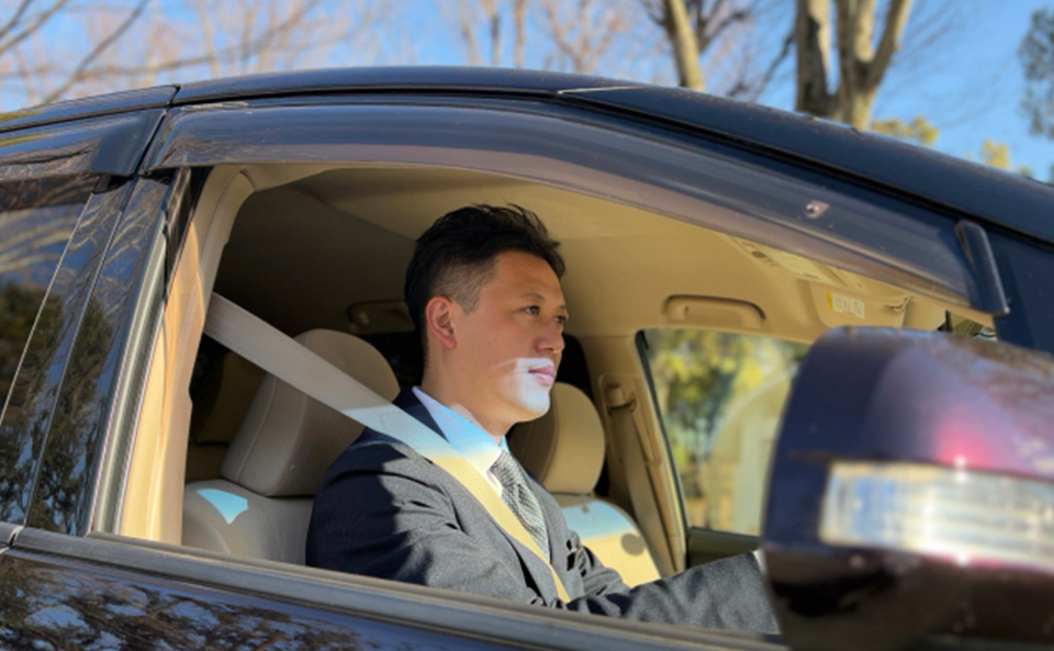ライフセレモニートラストのスタッフが車を運転している様子